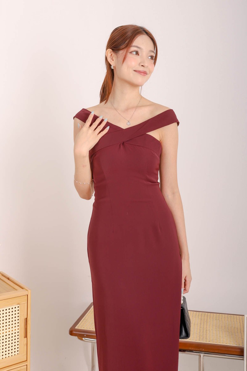 Laith Slit Sheath Dress in Wine