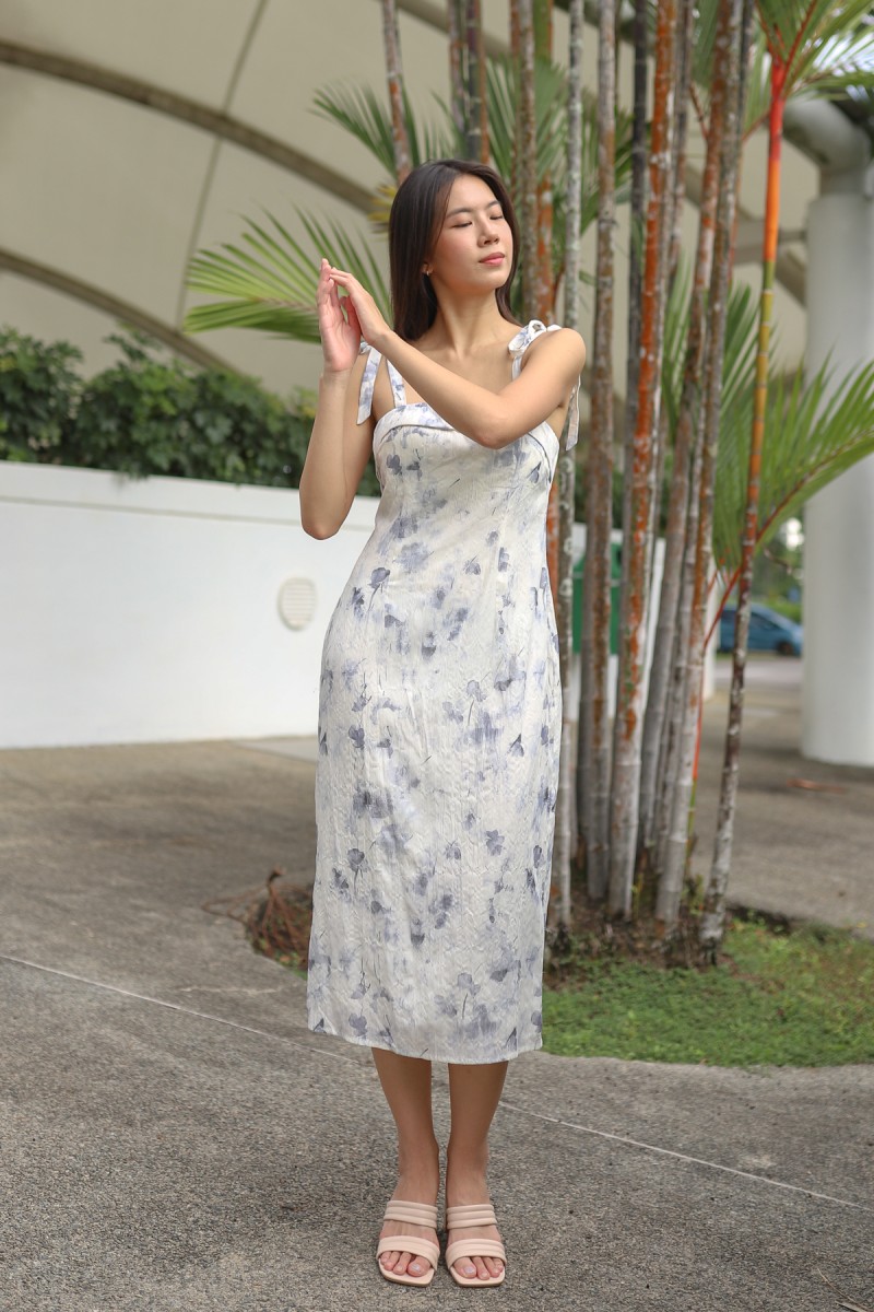 RESTOCK2: Qiselle Padded Tie-Straps Midi Dress in Blue Floral