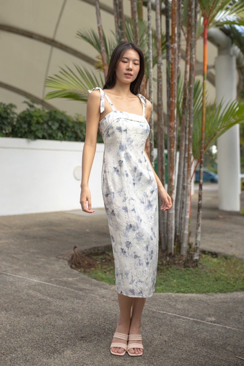 RESTOCK2: Qiselle Padded Tie-Straps Midi Dress in Blue Floral