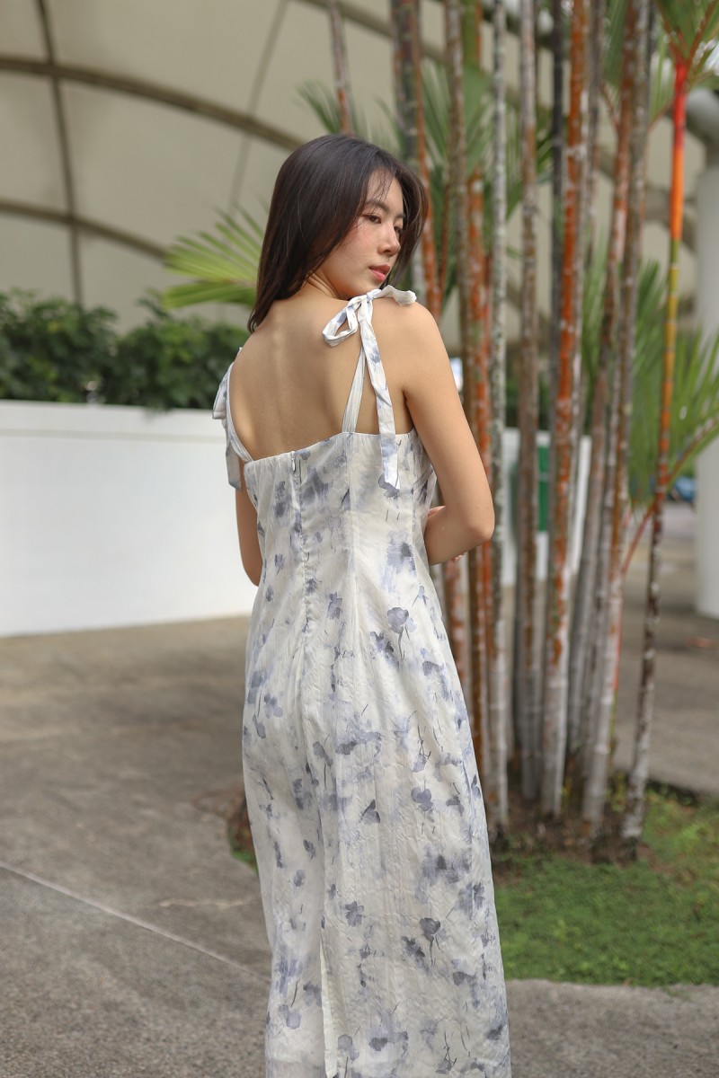 RESTOCK2: Qiselle Padded Tie-Straps Midi Dress in Blue Floral