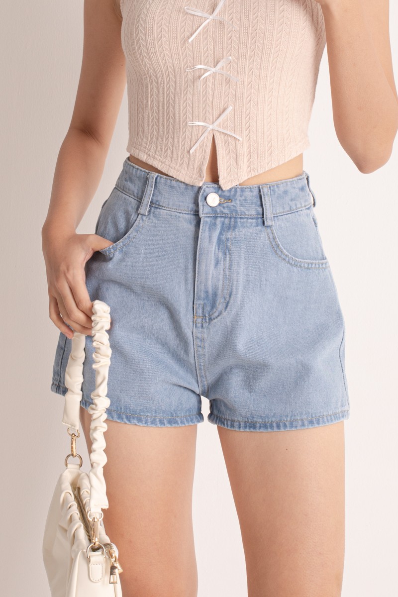 Ettea Everyday Denim Shorts in Light-Wash