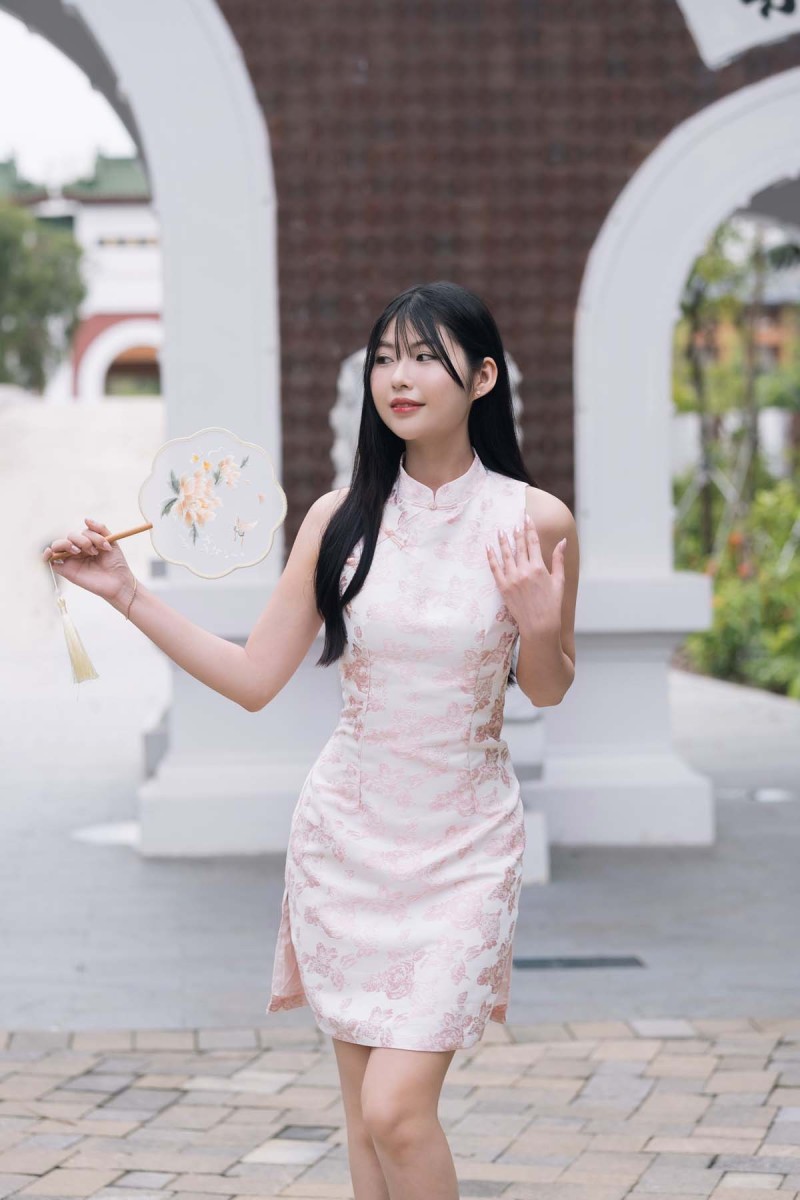 Hui Embossed Floral Cheongsam in Pink