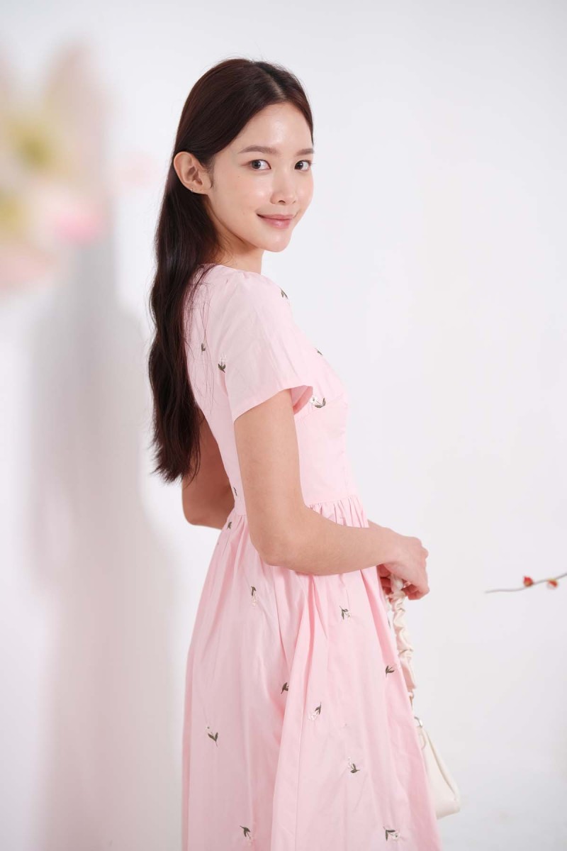 BACKORDERS: Sha Sha Floral Embroidery Cheongsam Dress in Pink