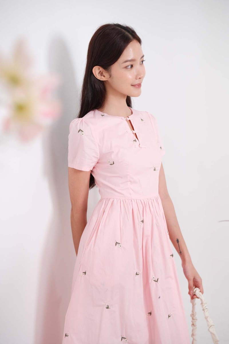 BACKORDERS: Sha Sha Floral Embroidery Cheongsam Dress in Pink