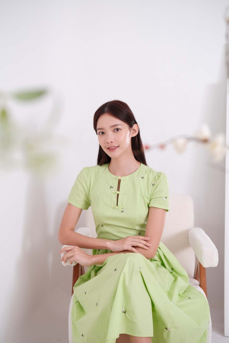 BACKORDERS: Sha Sha Floral Embroidery Cheongsam Dress in Green