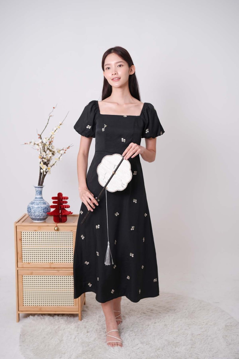 Daiselle Floral Puff Sleeve Midi Dress in Black