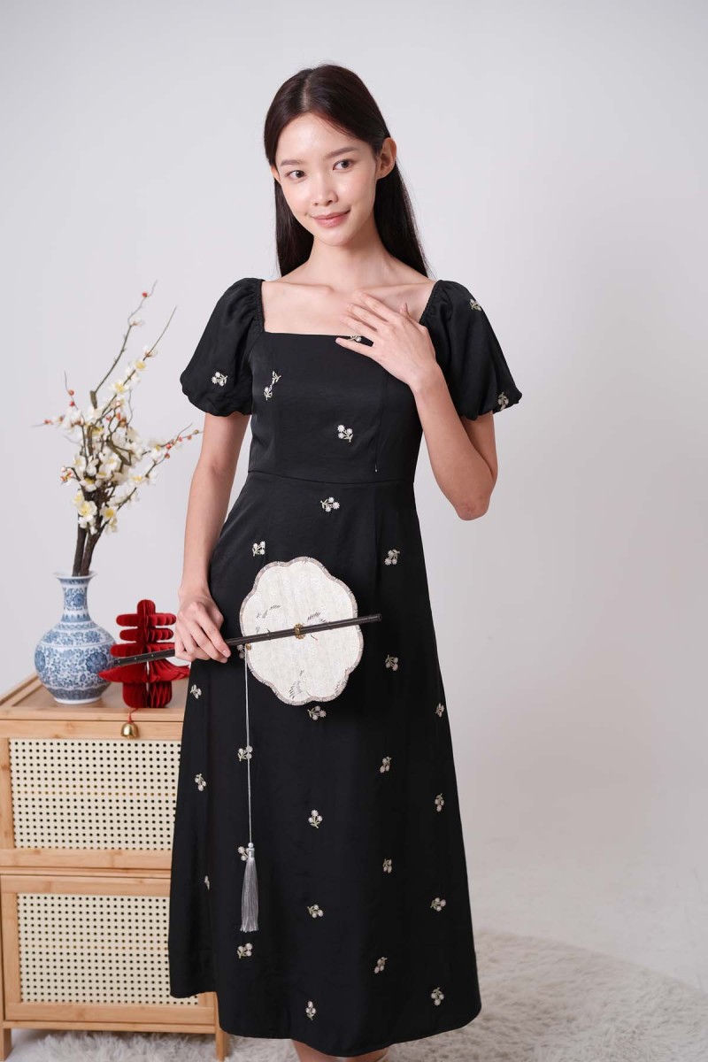 Daiselle Floral Puff Sleeve Midi Dress in Black