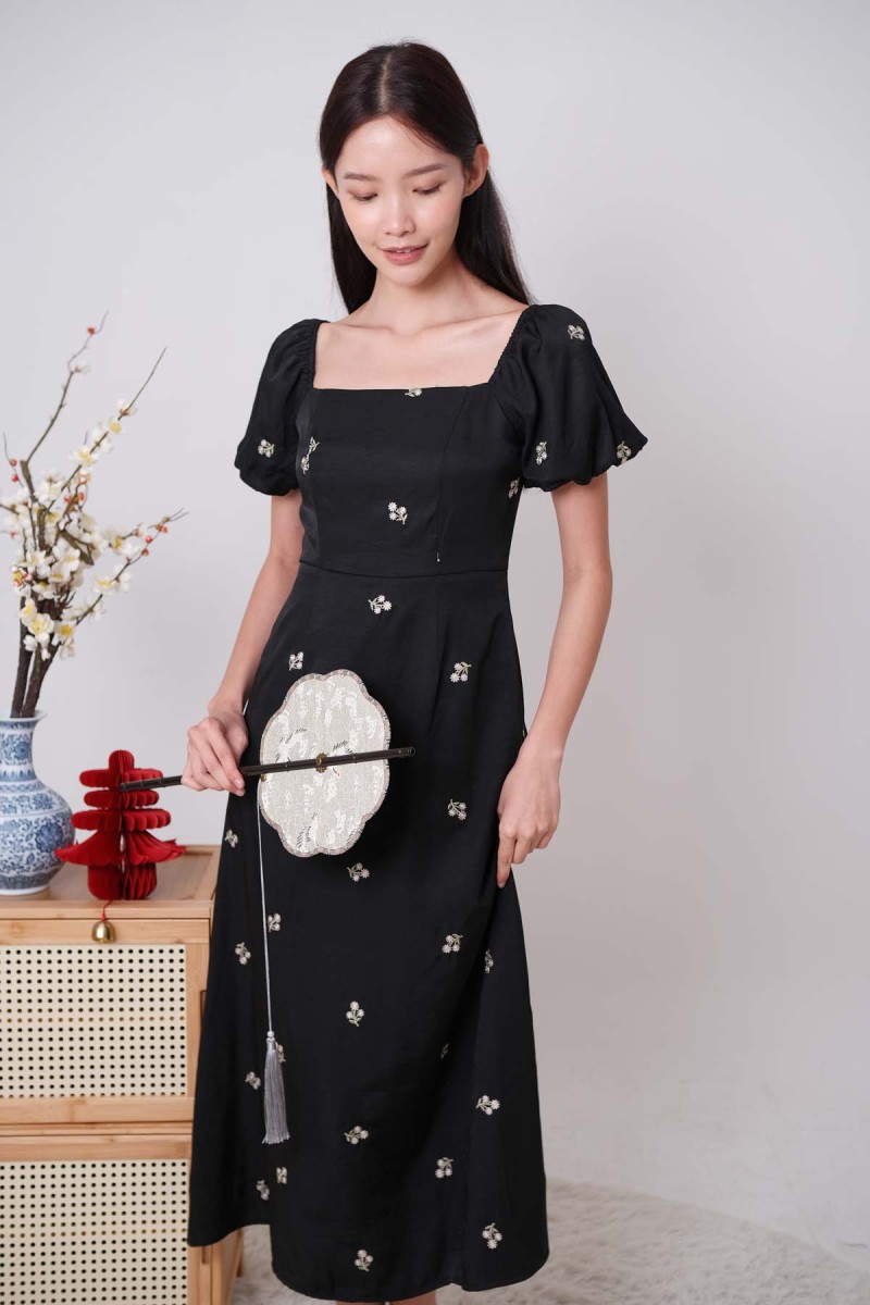 Daiselle Floral Puff Sleeve Midi Dress in Black