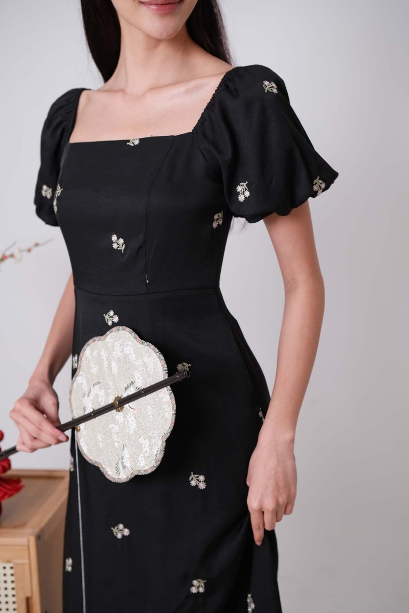 Daiselle Floral Puff Sleeve Midi Dress in Black