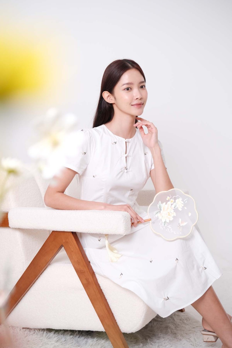 Sha Sha Floral Embroidery Cheongsam Dress in White
