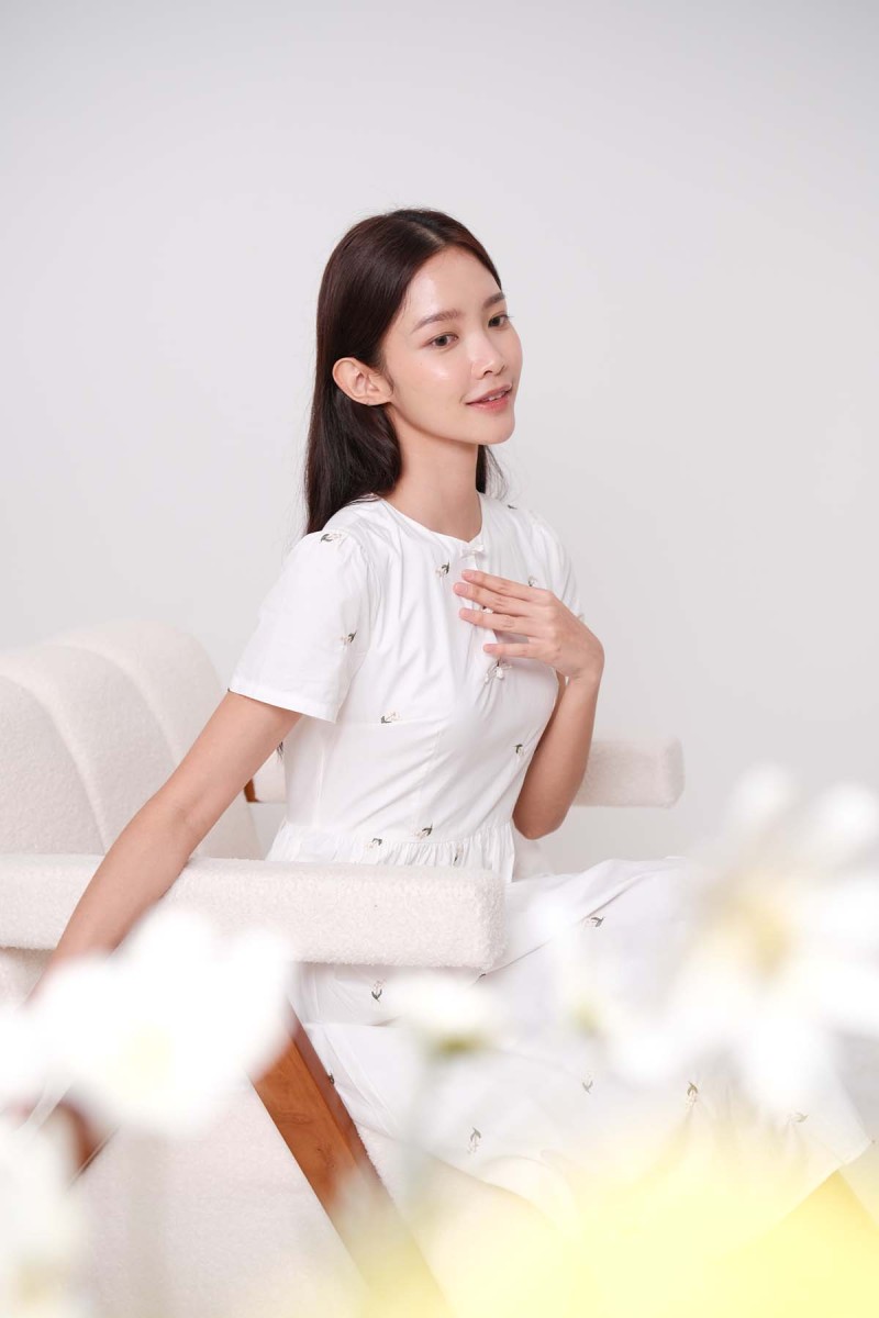 Sha Sha Floral Embroidery Cheongsam Dress in White