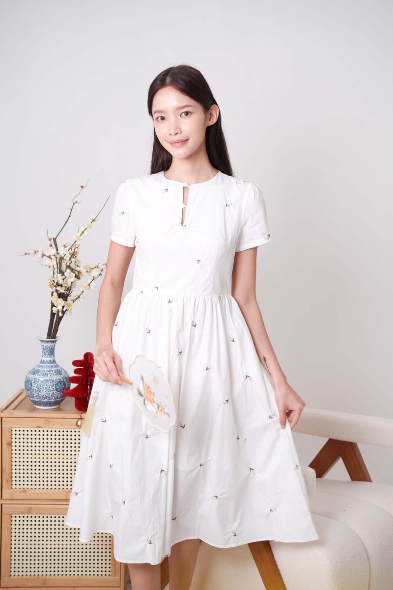 Sha Sha Floral Embroidery Cheongsam Dress in White