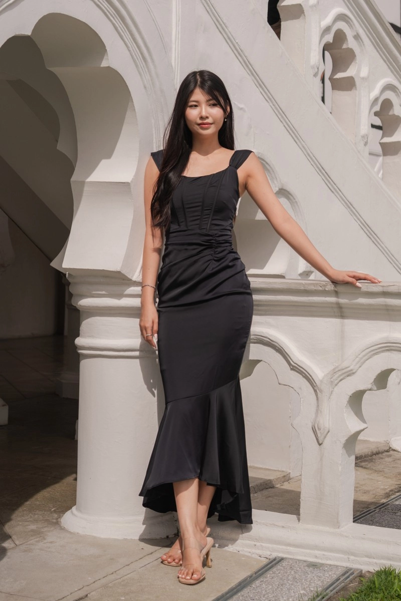 Helyra Mermaid Flare Dress in Black