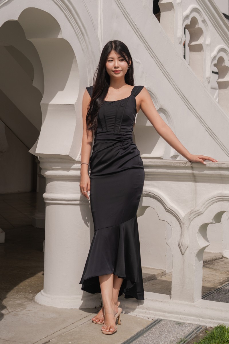 Helyra Mermaid Flare Dress in Black