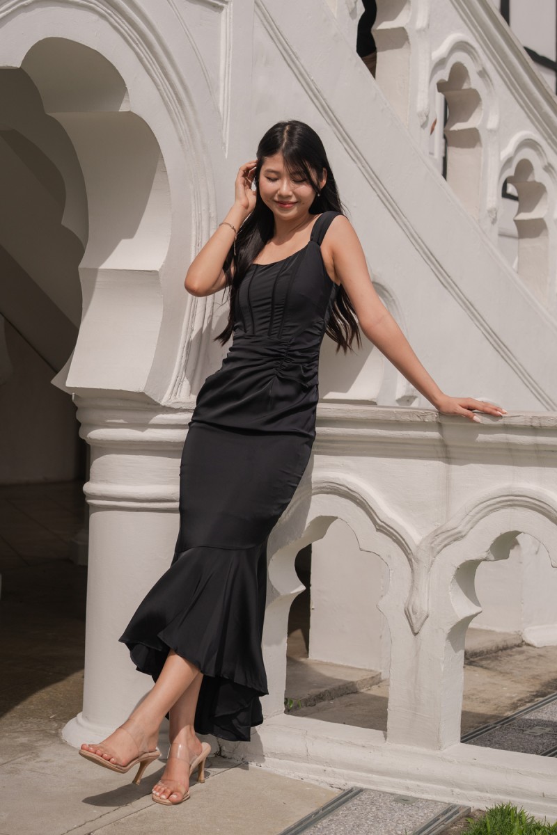 Helyra Mermaid Flare Dress in Black