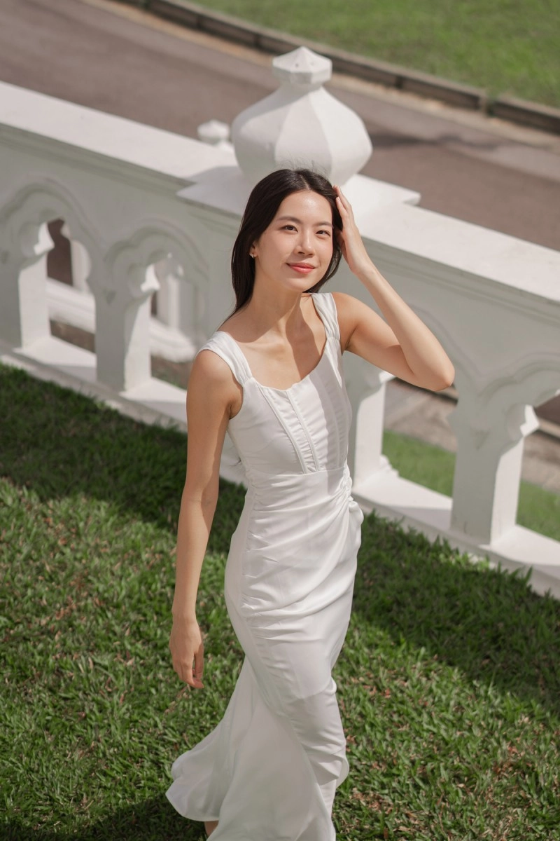 Helyra Mermaid Flare Dress in White