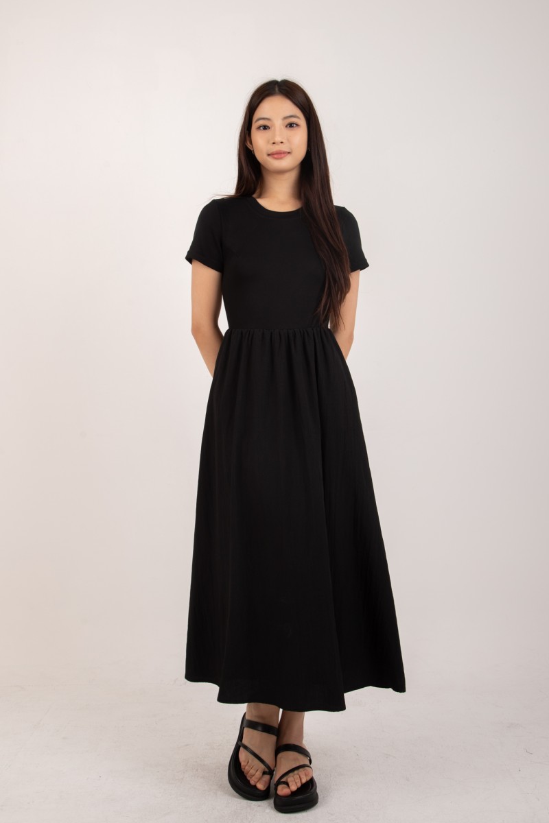 Jerrlyn Sleeved Midi Dress in Black