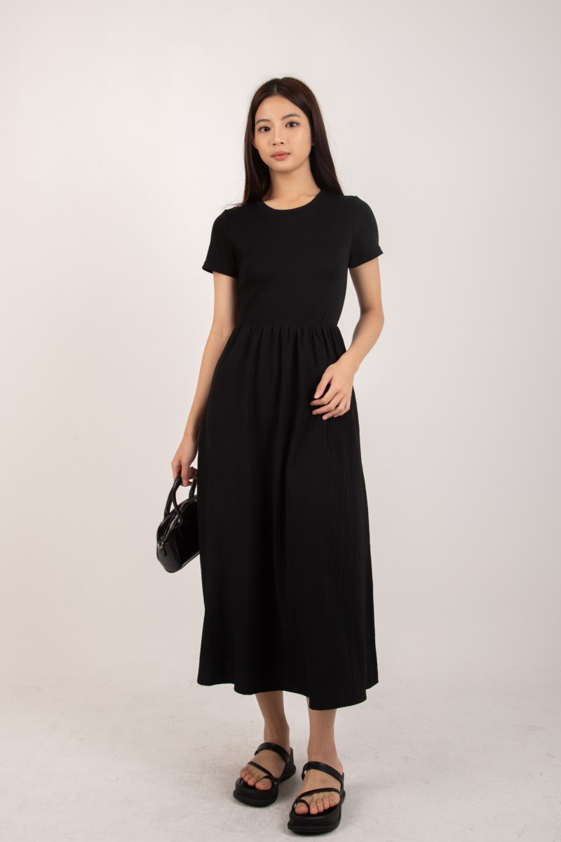 Jerrlyn Sleeved Midi Dress in Black