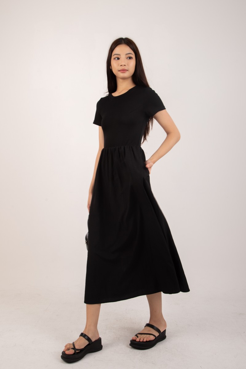 Jerrlyn Sleeved Midi Dress in Black