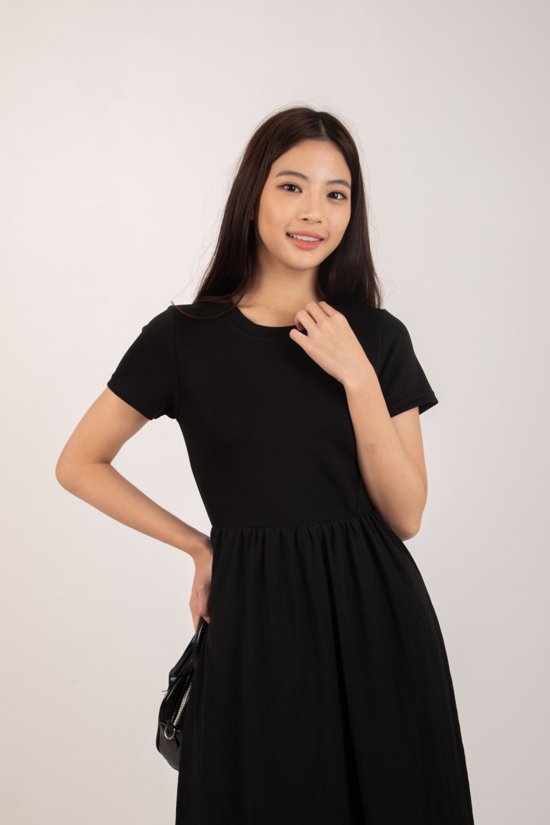 Jerrlyn Sleeved Midi Dress in Black