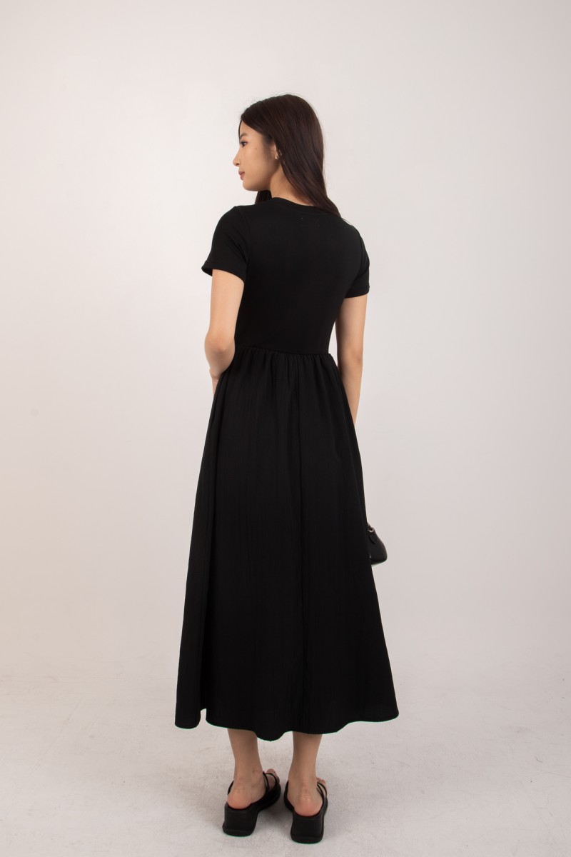 Jerrlyn Sleeved Midi Dress in Black
