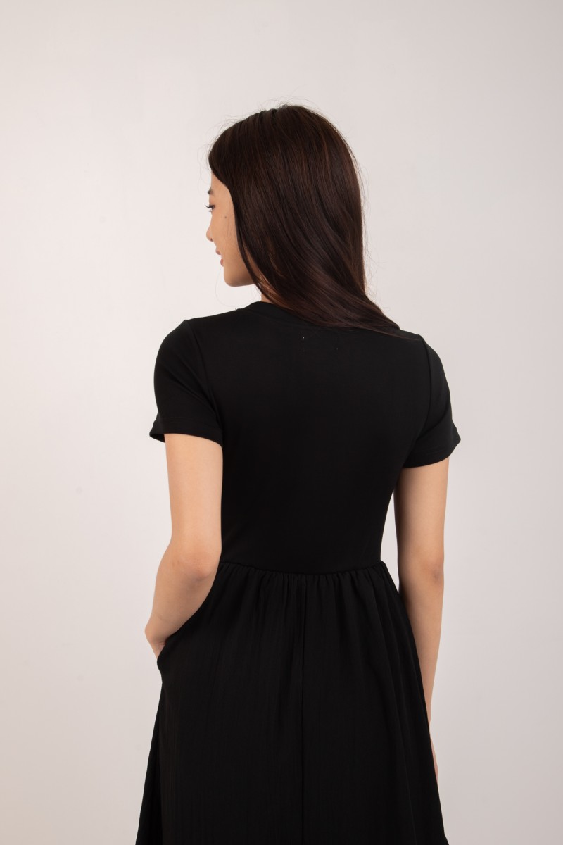 Jerrlyn Sleeved Midi Dress in Black