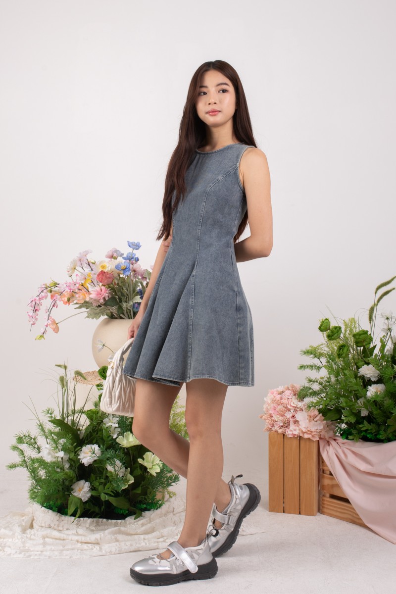 Zayla Structured Panel Denim Dress in Mid-Wash
