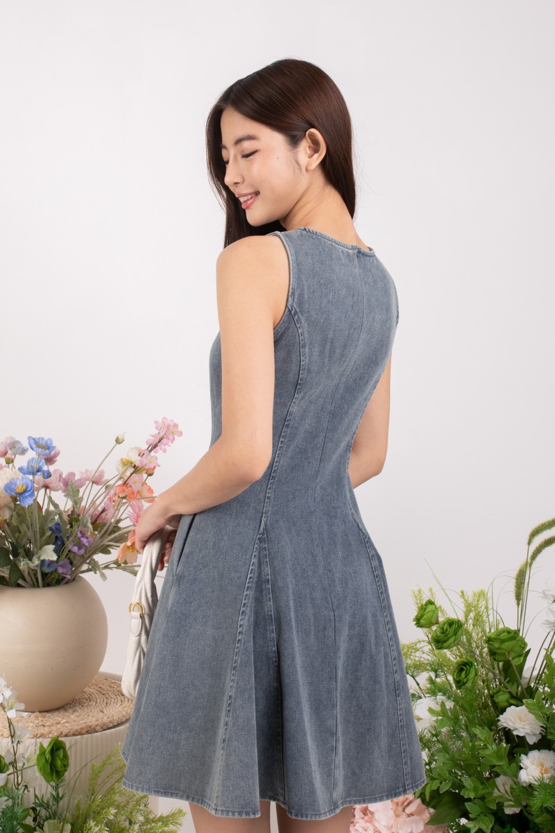 Zayla Structured Panel Denim Dress in Mid-Wash