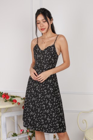 Jaelia V-Neck Floral Dress in Black