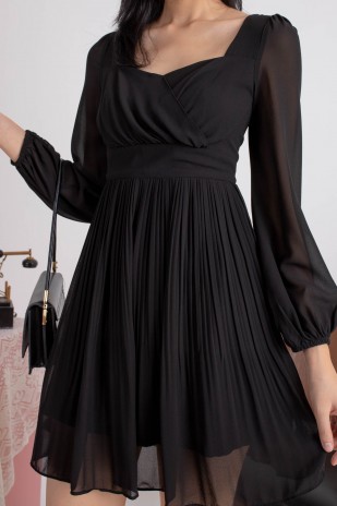 Ayra Sleeved Pleated Dress in Black
