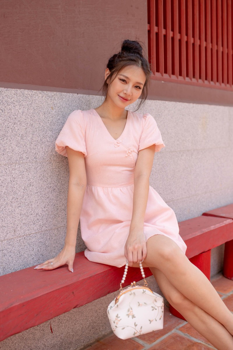 Jenica V-Neck Puff Cheongsam Dress in Blush