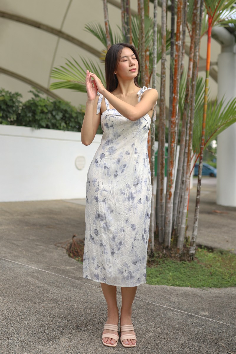 Qiselle Padded Tie-Straps Midi Dress in Blue Floral