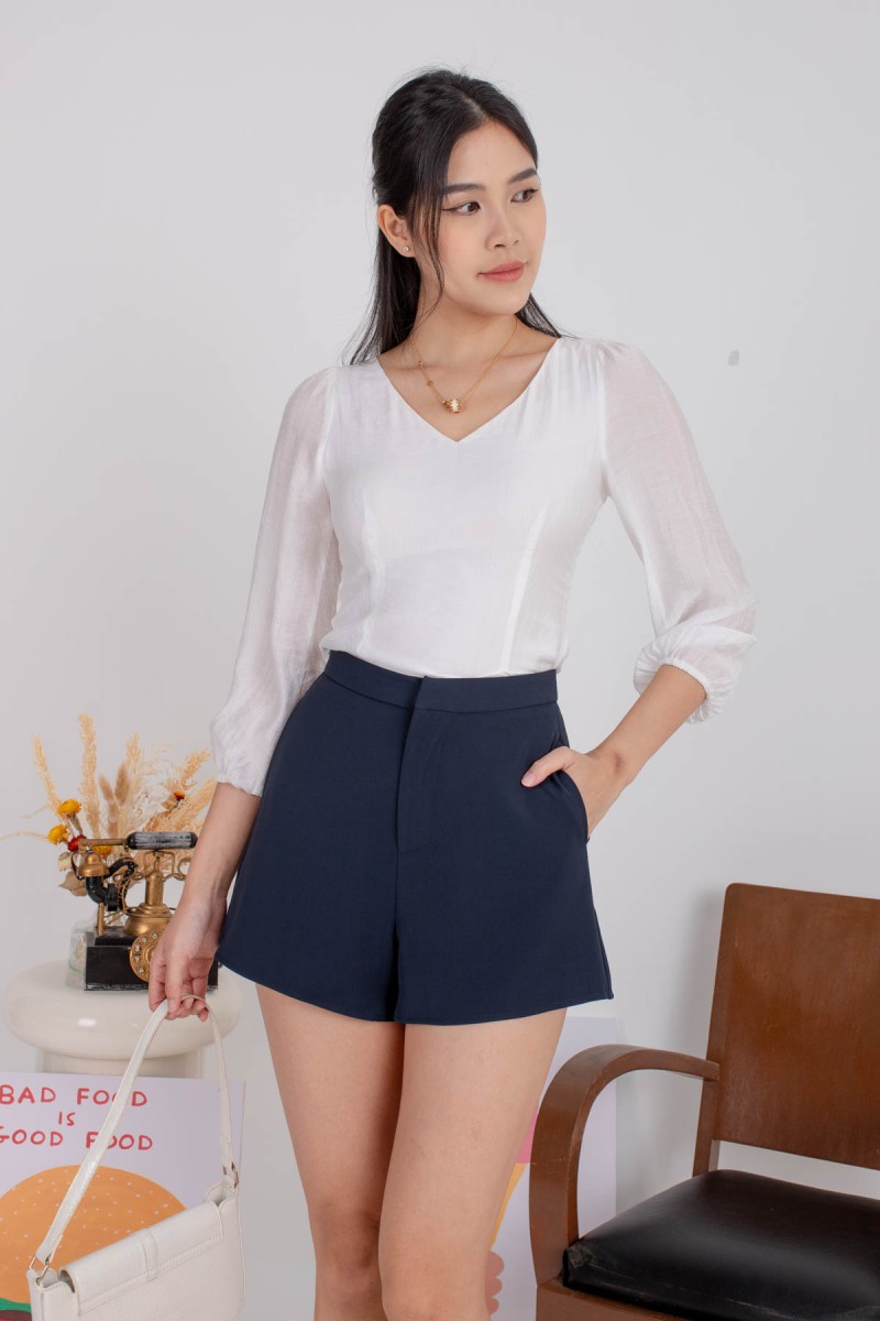 Vonica V-Neck Sleeved Top in White (MY)